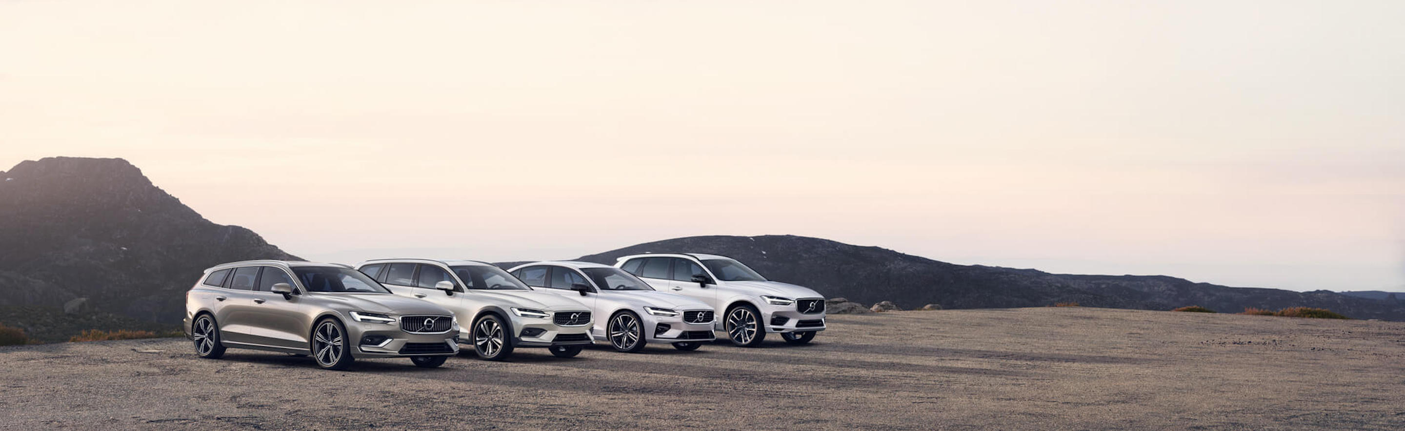 Aufnahme der 60er Range: Volvo V60, Volvo V60 Cross Country, Volvo S60 und Volvo XC60 stehen nebeneinander auf einer Klippe