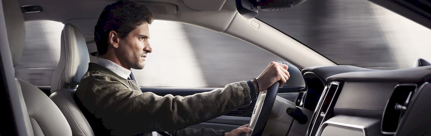 Mann fährt in einem Volvo mit Blick nach vorne