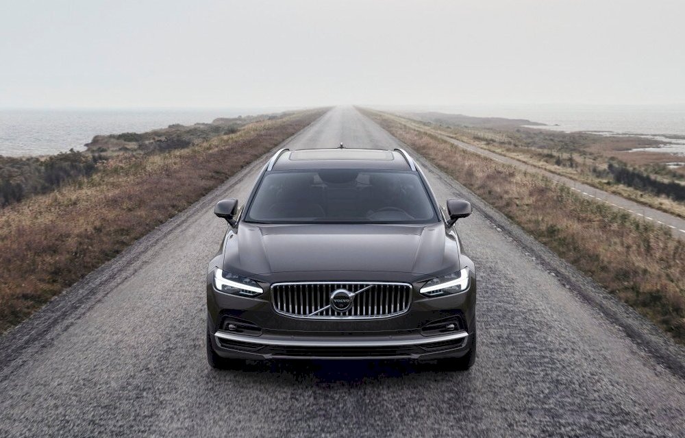 volvov90frontschusstim00642iceprocessed_processed.jpg