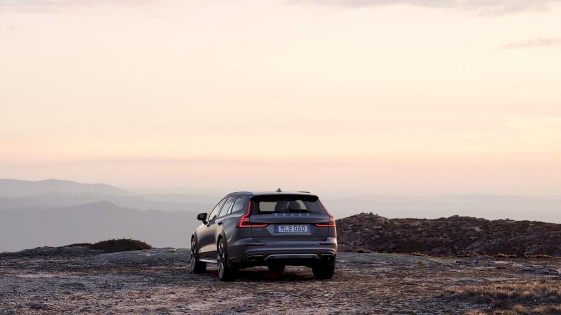 Volvo V60 CROSS COUNTRY in Osmium Grey metallic steht auf einer Anhöhe auf einem Berg - Heckschuss